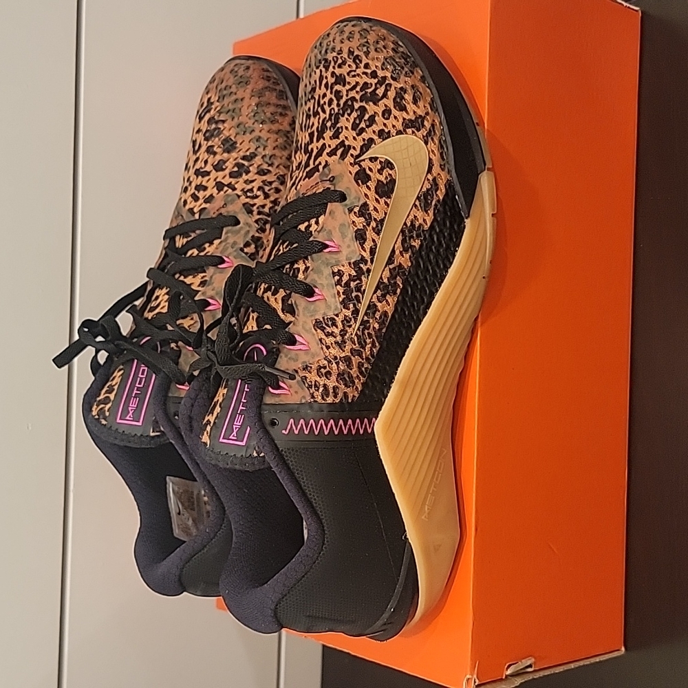 LADIES NIKE METCON 6 BLACK GOLD SIZE 10 1/2